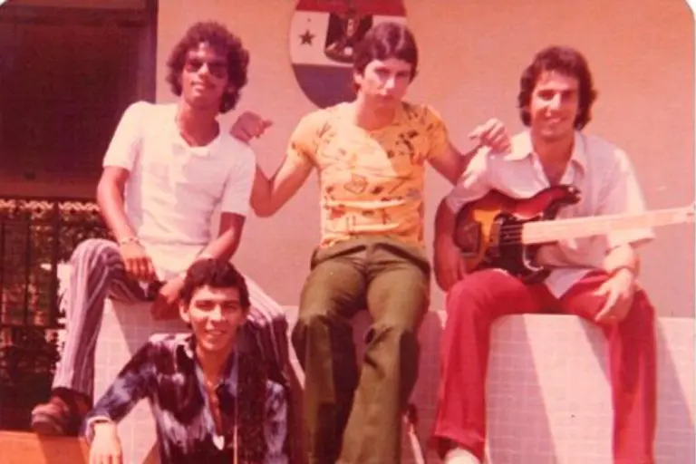 Daccarett blues band. Internet outlet.